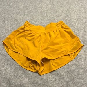 Lululemon hotty hot shorts size 4 2.5 inch clementine